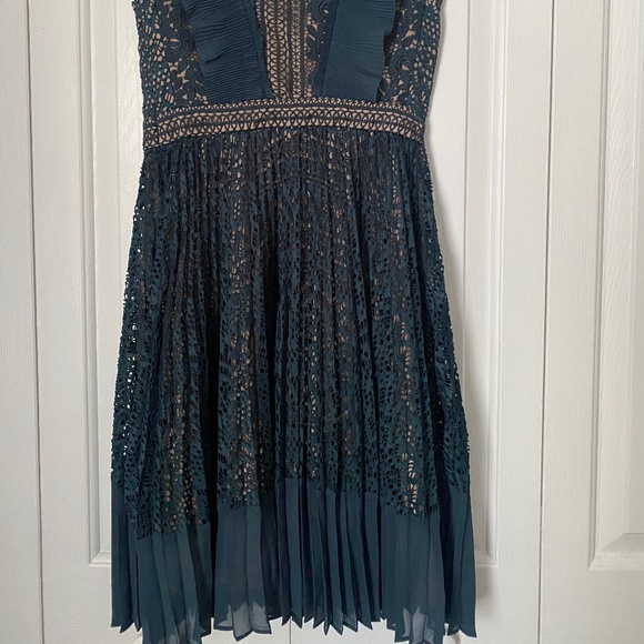 WEDDING GUEST GREEN AND TAN PLEATED DRESS SIZE 2 - Picture 4 of 7